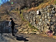 16 Avvio del sentiero per il Monte Castello da via Castello di Valpiana